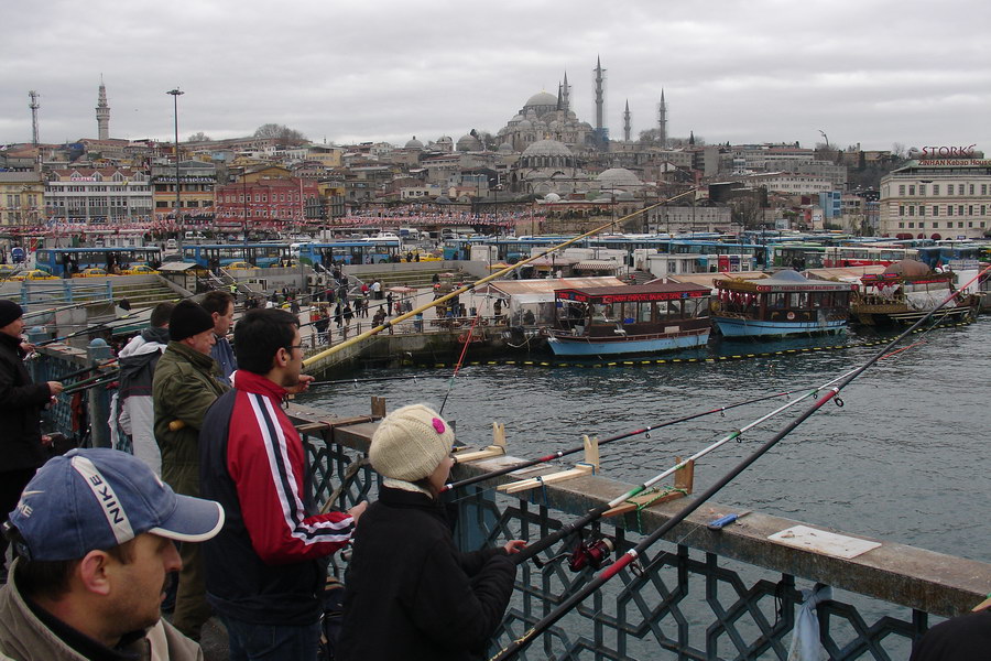 Jeden z mnoha pristavu v Eminonu u Galata mostu.