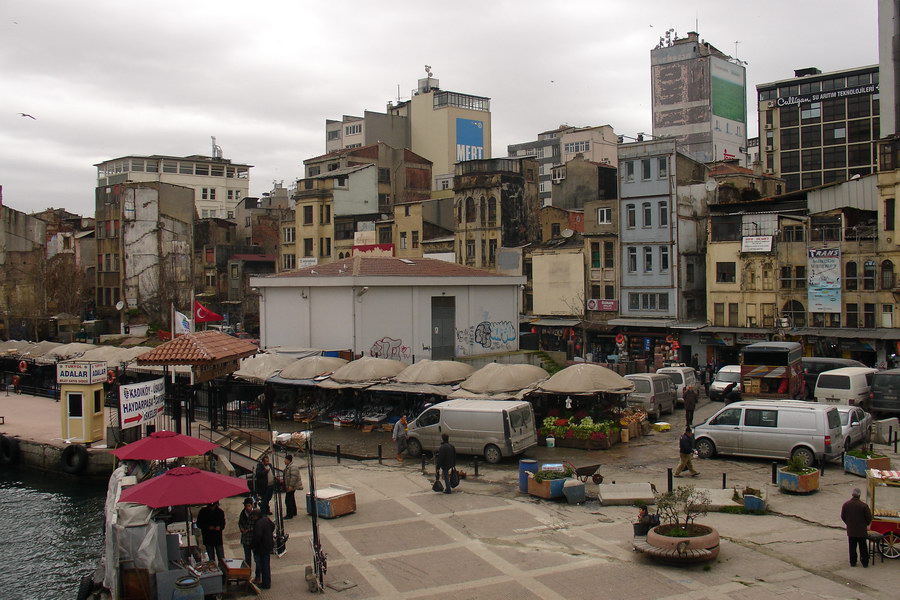 Starsi Istanbulska zastavba a trh s rybama.