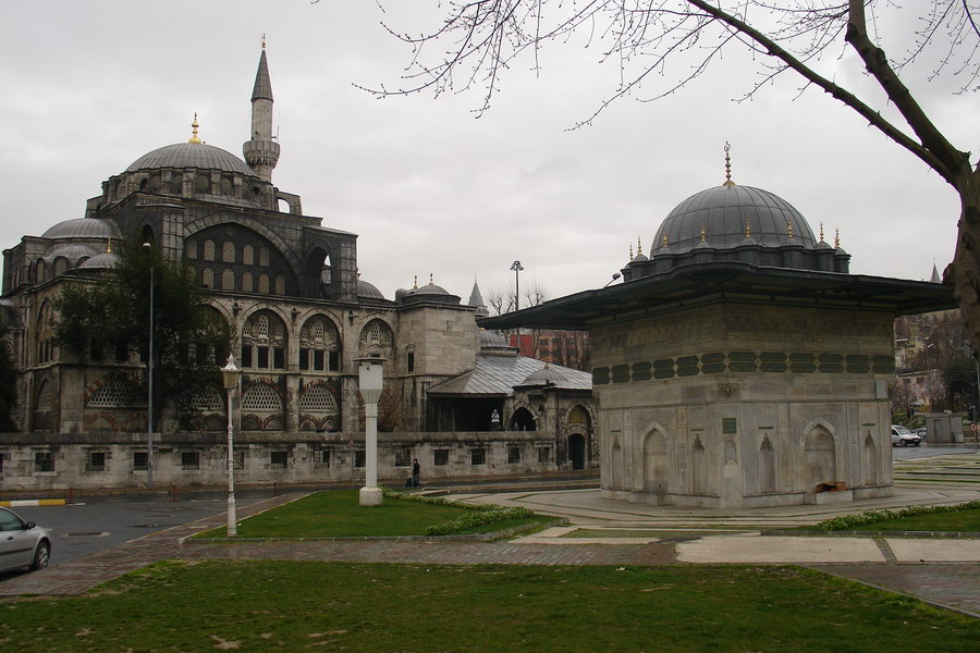 Fontana Tophane a v pozadi mesita Kilic Ali Pasa