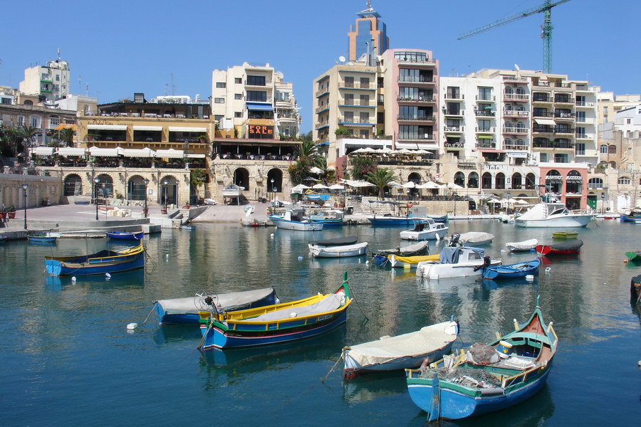 St. Julians bay, lodi?ek je tu snad jako aut. V pozadi hotel Hilton Malta.