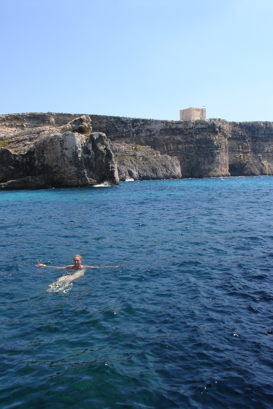 Zatoka pod Comino tower je v podstate bez lidi a krasne se tam plavalo a snorchlovalo.