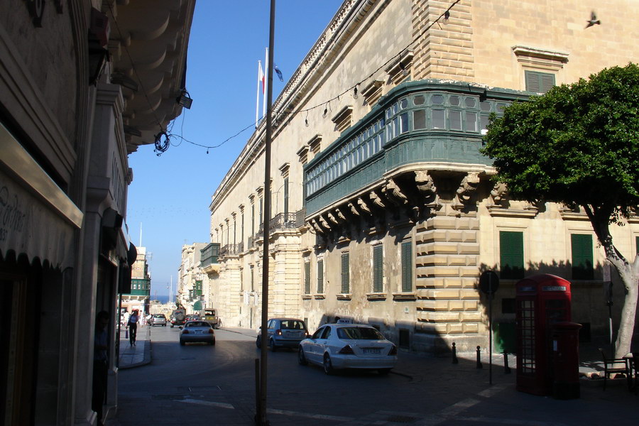 A opet rohovy balkon tentokrat je to budova parlamentu.