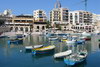 St. Julians bay, lodi?ek je tu snad jako aut. V pozadi hotel Hilton Malta.