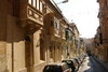 Klasicke ulice Malty a typicke balkony na kazdem rohu