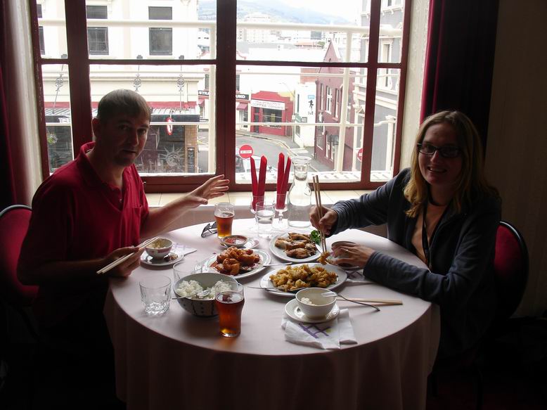 V Dunedinu nas zastihly Vanoce a tak jsme si zasli na obed do Cinske restaurace na Jehne. Pecene jehne je totiz tradicni Novozelandsky vanocni pokrm. Cinani sice nemeli pecene ale aspon na cinsky zpusob.