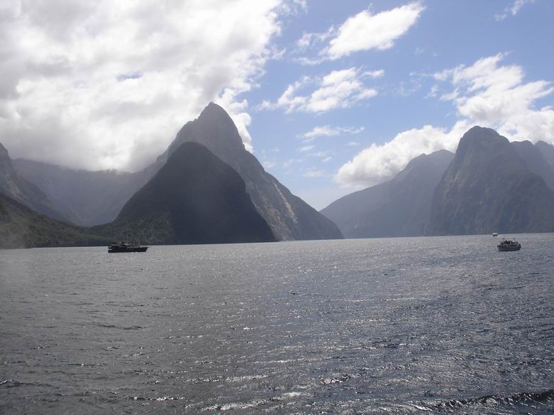 Milford Sound je jednou zhlavnich atrakci na Jiznim ostrove. Tohle je more (fjord) a hory okolo jsou az 2000m vysoke.