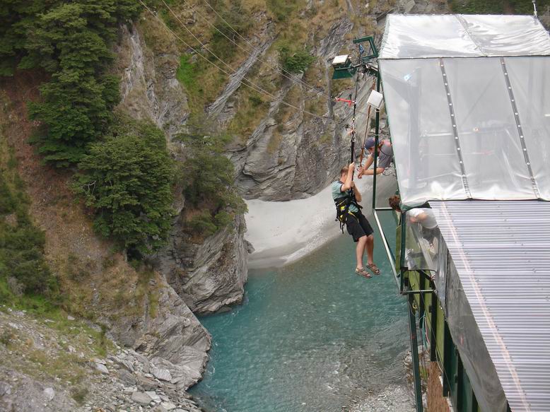 Wayne a Adelka se rozhodli si skocit v Queenstownu. Queenstown je prosluly adrenalinovymi sporty a nejvetsim Bungee na svete. Tohle je ale zajimavejsi. V podstate mega houpacka co spadne pres 100m a pak jeste nekolik m do dalky.