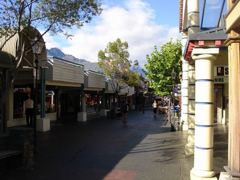 Mesto Queenstown, lyzarske stredisko a centrum adrenalinovych sportu.