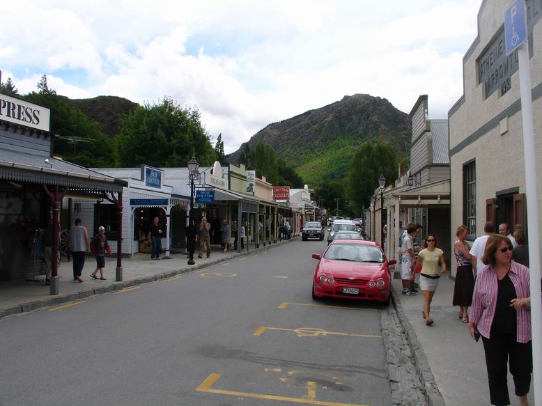 Zlatokopecke malebne mestecko Arrowtown. Maji tu v mistnim Muzeu i pujcovnu zlatokopeckeho naradi a muzete si zajit na piknik k mistni rece a rejzovat az z vas budou milionari.