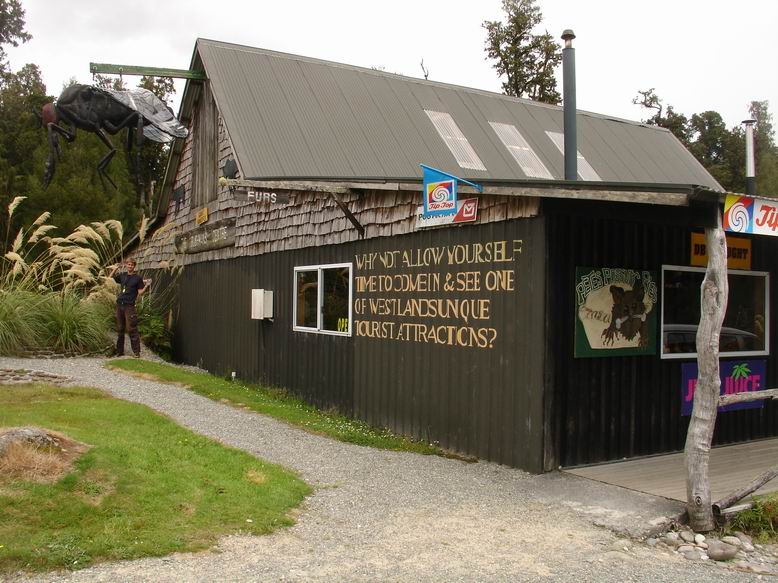 Takovy motorest, kde delali Possum Meat Pie. Possum je jeden z mnoha vacnatcu, co byli dovleceni na Zeland a jsou zde jako kralik. Navic zde maji obrovskou pisecnou mouchu ve stite.