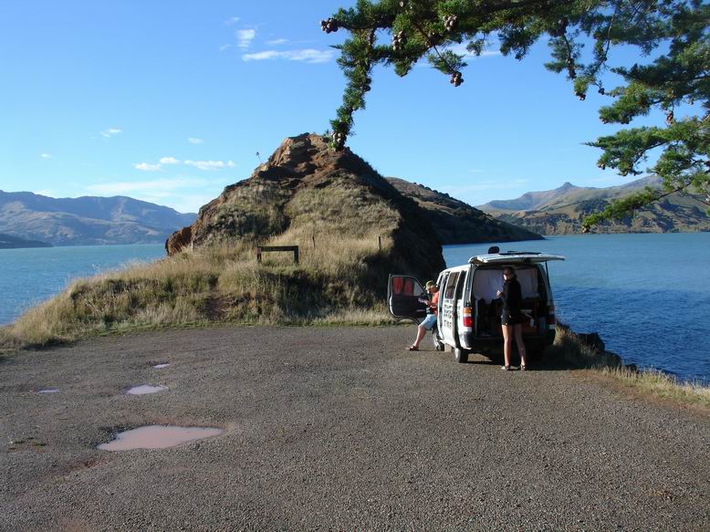 Tak a tady jsme zas nasli krasne mistecko na spani. Nedaleko Christchurche ve mestecku Akaroa.