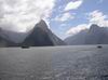 Milford Sound je jednou zhlavnich atrakci na Jiznim ostrove. Tohle je more (fjord) a hory okolo jsou az 2000m vysoke.