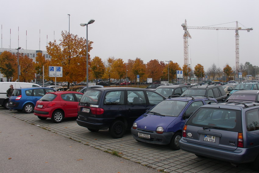 Naseho Twida jsme nechali odpocivat na parkovisti pro dovolenkare (Urlauber parking) kousek od letiste kam jezdi MHD(nevime jestli to bylo zadarmo) tech 14 dni parkovani proslo pouze na 66EUR.