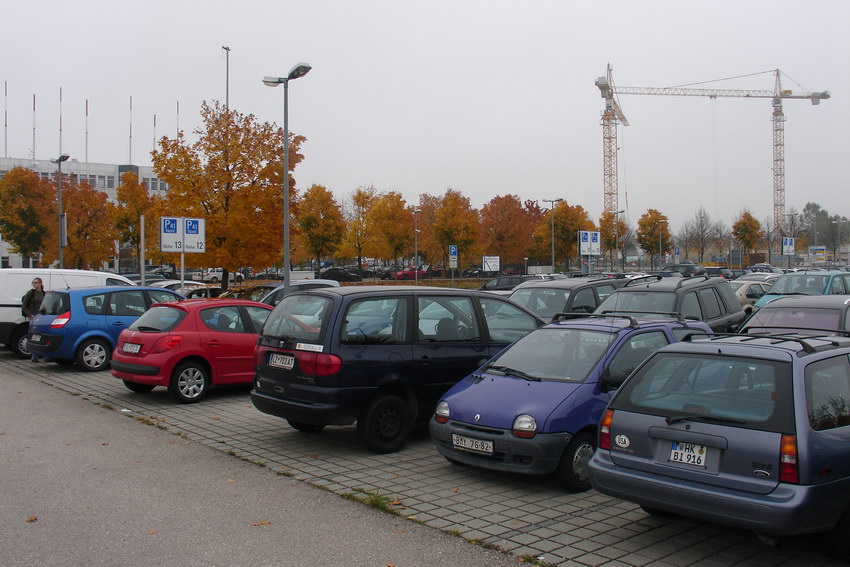 Naseho Twida jsme nechali odpocivat na parkovisti pro dovolenkare (Urlauber parking) kousek od letiste kam jezdi MHD(nevime jestli to bylo zadarmo) tech 14 dni parkovani proslo pouze na 66EUR.