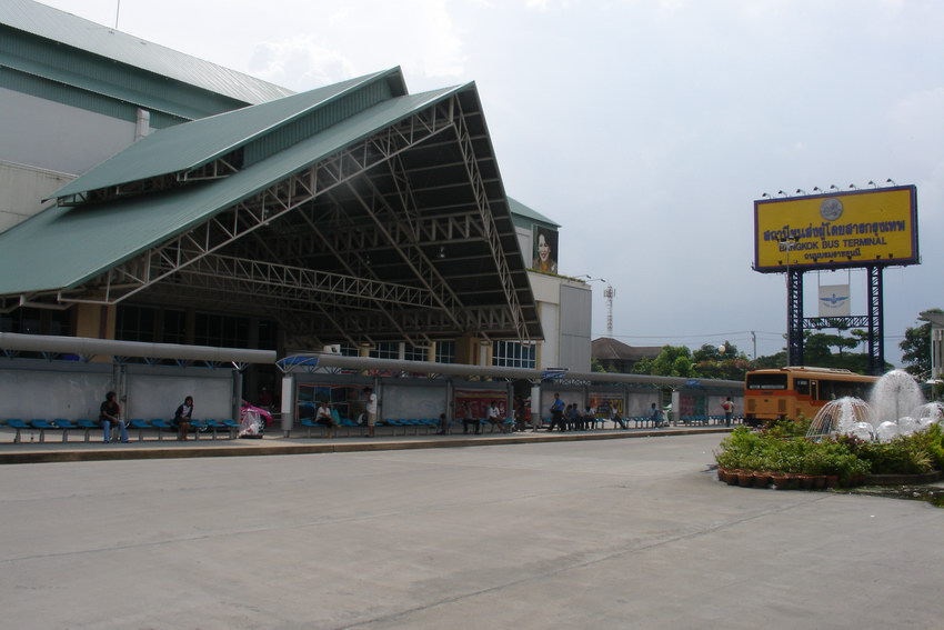 Southern Bus Terminal station Bangkok, Tailand. Odtud odjizdi vecer autobusy nejen do Krabi ale i jinam. Nas jel myslim v 6 odpoledne a dorazil nekdy v 8 rano do Krabi.