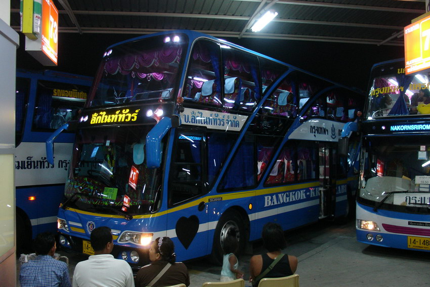 Nas VIP bus do Krabi za cca 750Bahtu coz je necelych 400,-Kc i s veceri a obcerstvenim a DVD promitanim. VIP s 8 radami po 4 sedadlach. Jeste je luxusnejsi a drazsi verze s 24 sedadly.