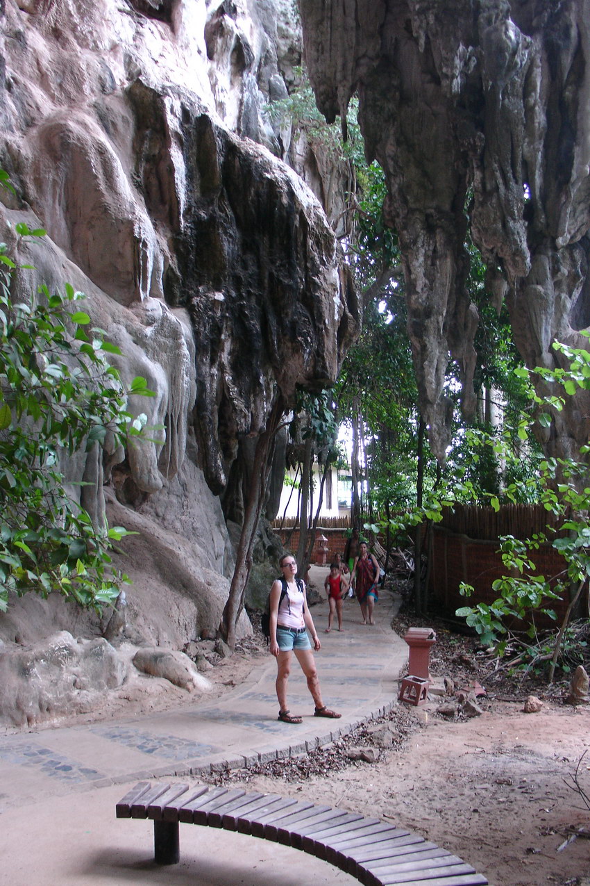 Mezi Railay east a west plazi vede cesticka primo pod skalnim utvarem, ktery  tvori misty jeskynky kam se da take vlezt.