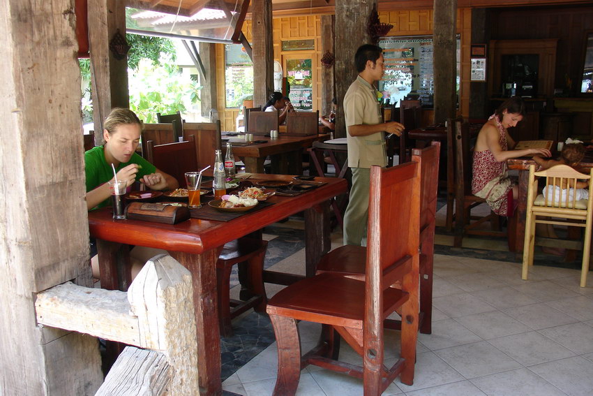 Zasli jsme si do lepsi restaurace na grilovane kure, papajovy salatek a ryzi za nejakych 50,-Kc