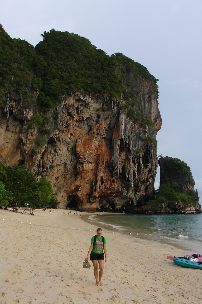 Adelka sbira muslicky na Pranang Cave plazi.