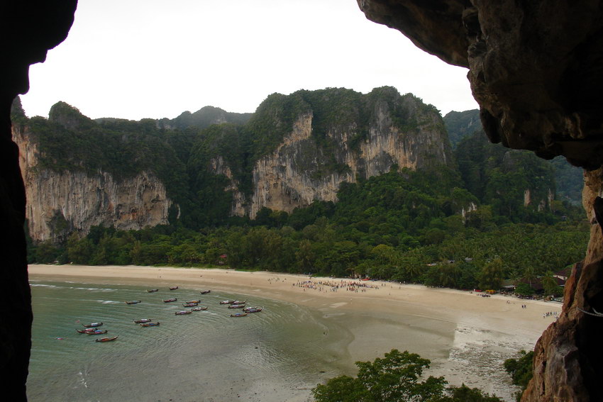 Vyhled na Railay West beach z viepointu, kam se da dostat pouze s baterkou prulezem skrz jednu z tech obrovsky hor.