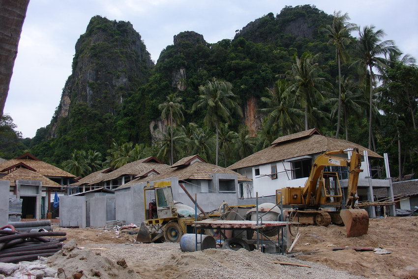 Vystavba novych resortu na Railay east.