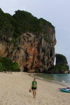 Adelka sbira muslicky na Pranang Cave plazi.