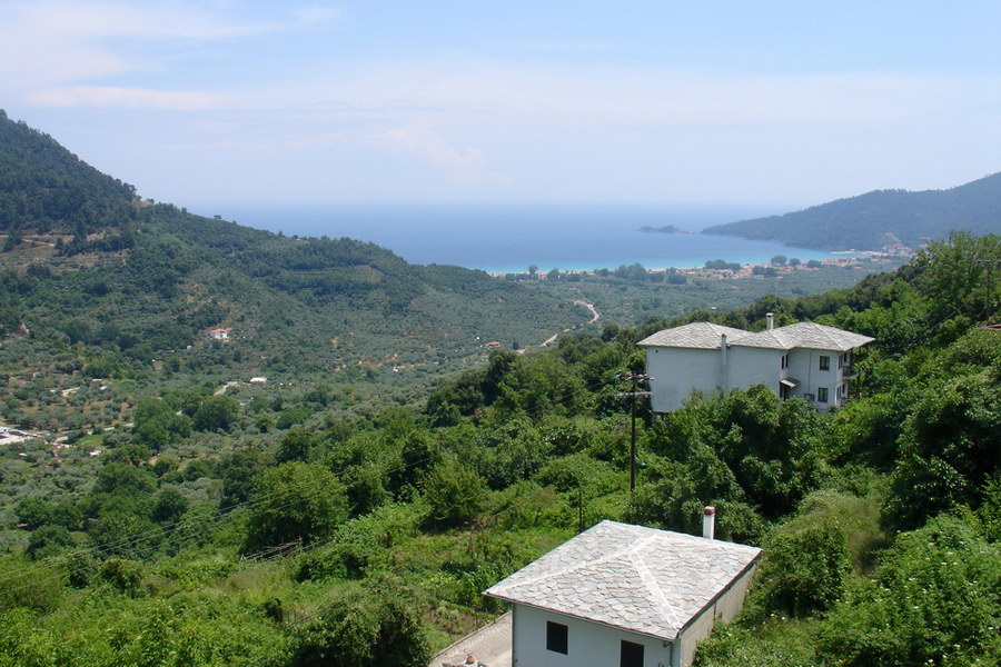 Vyhled z horske vesnicky Panagia. Vyhled na Golden Beach a Skala Potamia.