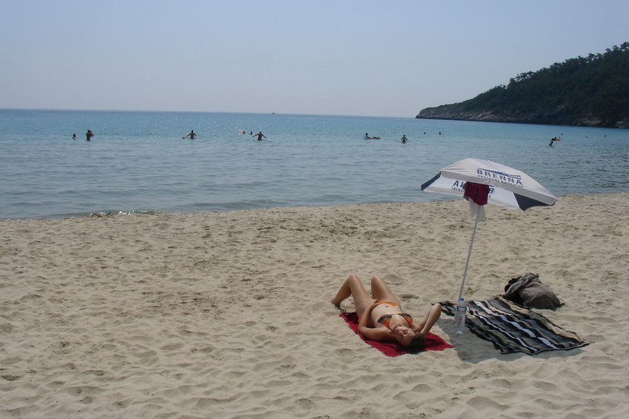 Paradise Beach, tentokrat jsme si vzali slunecnik, ktery byl CK poskytnut zdarma. Uz to docela parilo a spalovalo.