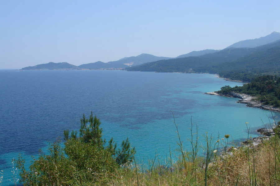 Cesta okolo ostrova. V pozadi hlavni mesto Thassos.