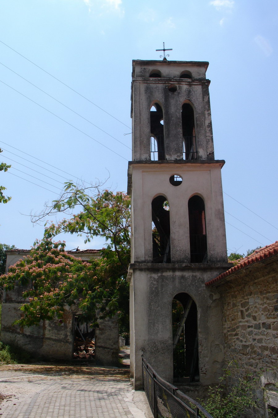 Kostelni vez v Sotiros.