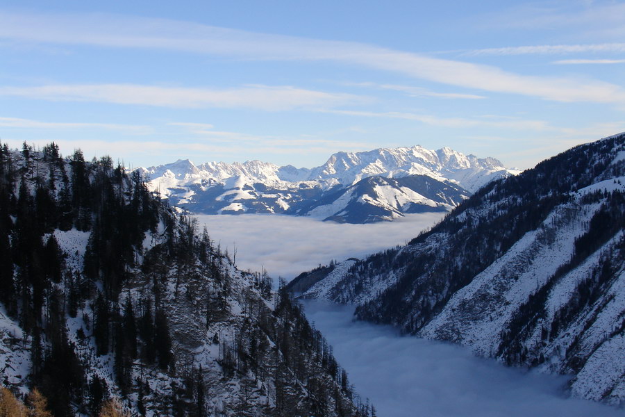 Udoli Zell am See je pod mrakem ale my jedeme na kopec se opalovat.