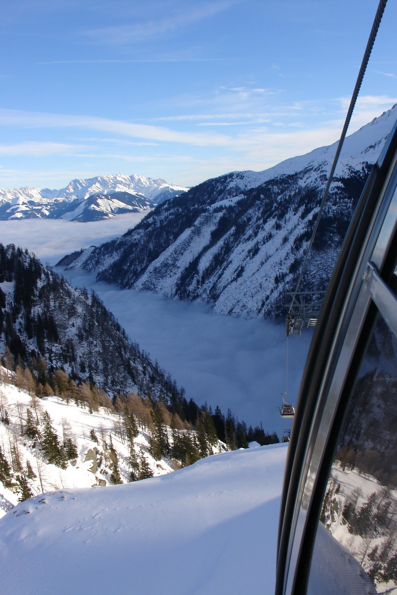 Lanovka vyjizdi z mraku smerem na Kitzsteinhorn 